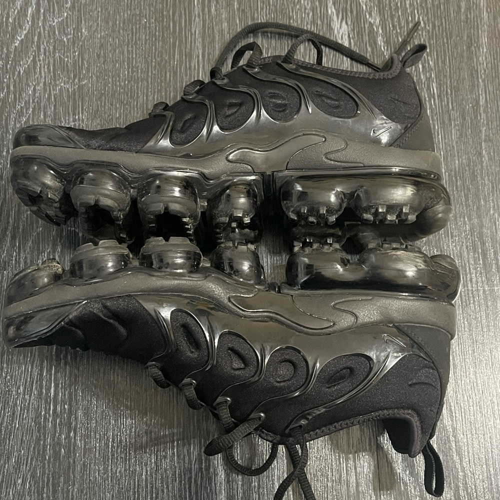 GENTLY USED Vapor Max Sz7